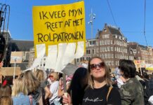 Dolle Minas over de partijprogramma’s Karina van Kei van Dolle Minas op demonstratie Amsterdam Vrouwendag 2025
