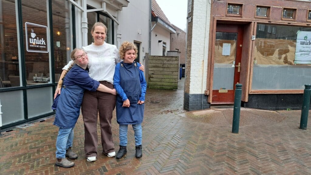 Kitty de Vries met twee gewaardeerde medewerksters. Foto Melissa Hofland