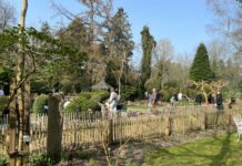Brutale beeldenroof Lage Vuursche Links op de foto staat de nu lege sokkel. Foto Celia de Vree