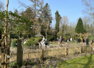 Brutale beeldenroof Lage Vuursche Links op de foto staat de nu lege sokkel. Foto Celia de Vree