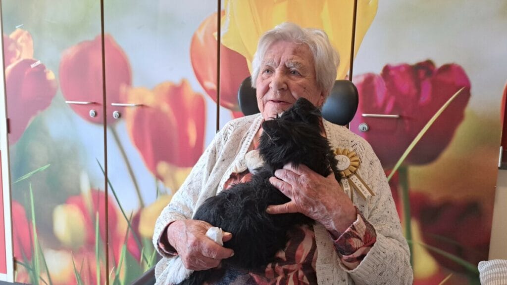 Taart met 100 kaarsjes voor Gerda Baks - Van Oostende