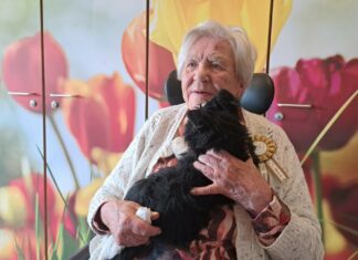 Taart met 100 kaarsjes voor Gerda Baks-van Oostende Taart met 100 kaarsjes voor Gerda Baks - Van Oostende