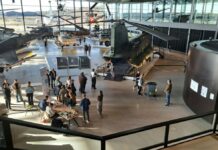 In de rij voor stemhokje in legerhelikopter Stemmen in Chinook in Soesterberg. Foto Melissa Hofland