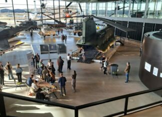In de rij voor stemhokje in legerhelikopter Stemmen in Chinook in Soesterberg. Foto Melissa Hofland