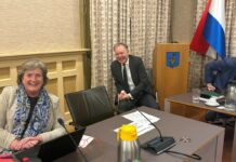 Afscheid na 16 jaar gemeenteraad Suzanne Oortman Gerlings met burgemeester Röell. Eigen foto