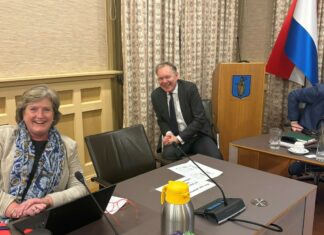 Afscheid na 16 jaar gemeenteraad Suzanne Oortman Gerlings met burgemeester Röell. Eigen foto