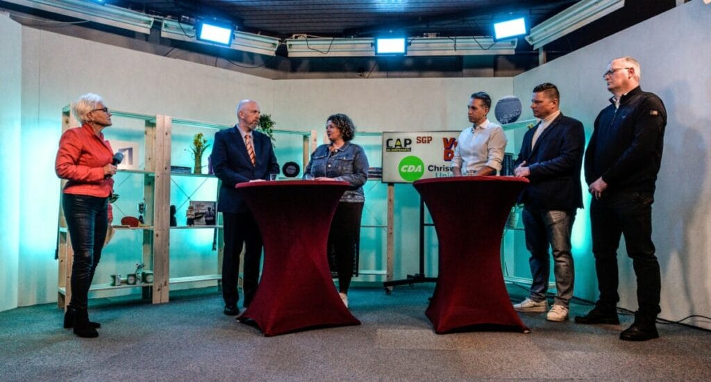 Tineke Klein van Eemland1 leidt het debat met de vijf politici uit Bunschoten. Foto Pieter de Vos