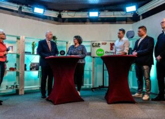‘Het is dit keer lastig te voorspellen’ Tineke Klein van Eemland1 leidt het debat met de vijf politici uit Bunschoten. Foto Pieter de Vos