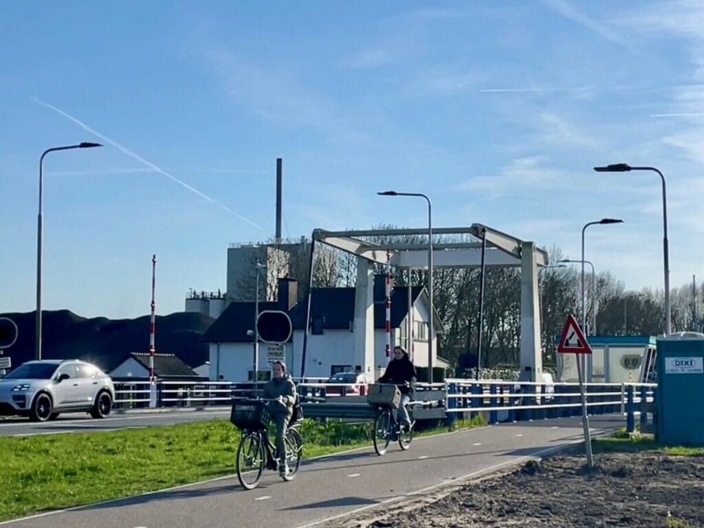 Tot 1 april is de brug bij Eembrugge nog ‘bemenst’. Foto Celia de Vree