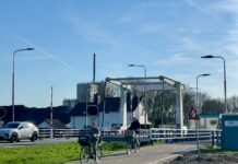 Brugwachters weg voor computer op afstand Tot 1 april is de brug bij Eembrugge nog ‘bemenst’. Foto Celia de Vree