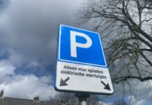 ‘Onzichtbare verfbom’ tegen laadpaalvandalen bord bij laadpaal, foto Arjan Klaver