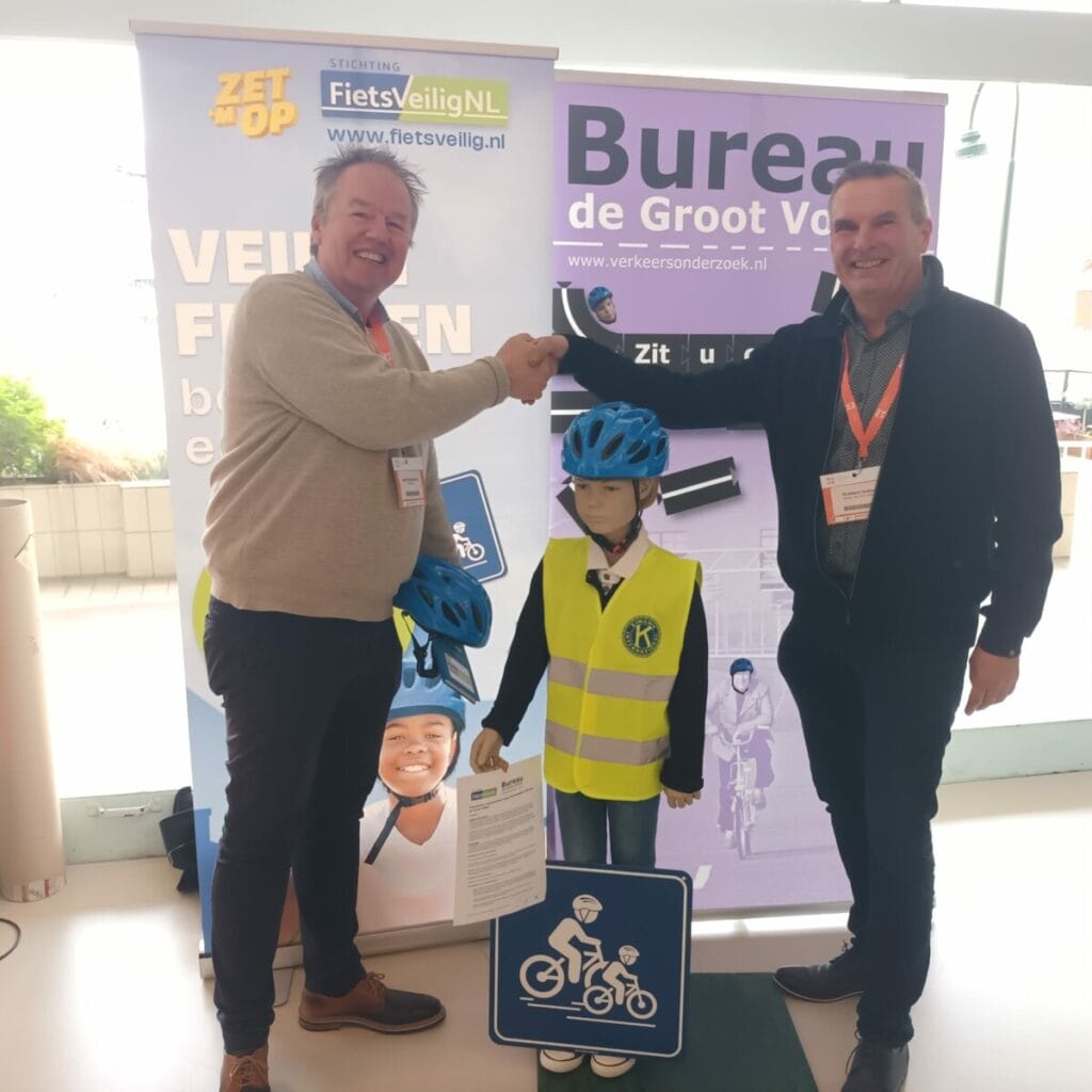 FietsVeiligNl campagne 'Zet 'm op' Dit was de ondertekening van de samenwerking tussen Bureau De Groot Volker en Stichting FietsVeiligNL. Op de foto links Jaap Peerenboom voorzitter van FietsVeiligNL en Robbert Volker van het bureau.