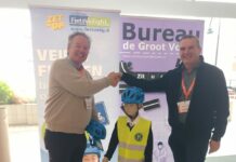 Baarnaar Harry Helwegen heeft een missie: ‘Fietshelm moet vanzelfsprekend worden’ FietsVeiligNl campagne 'Zet 'm op' Dit was de ondertekening van de samenwerking tussen Bureau De Groot Volker en Stichting FietsVeiligNL. Op de foto links Jaap Peerenboom voorzitter van FietsVeiligNL en Robbert Volker van het bureau.