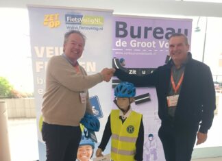 Baarnaar Harry Helwegen heeft een missie: ‘Fietshelm moet vanzelfsprekend worden’ FietsVeiligNl campagne 'Zet 'm op' Dit was de ondertekening van de samenwerking tussen Bureau De Groot Volker en Stichting FietsVeiligNL. Op de foto links Jaap Peerenboom voorzitter van FietsVeiligNL en Robbert Volker van het bureau.