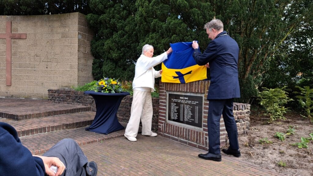 Pien de Lange-Lunenborg en burgemeester Mark Röell tijdens de onthullin