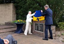 Vergeten verzetsheld Gerrit Coelingh wordt nu blijvend herdacht in Baarn Pien de Lange-Lunenborg en burgemeester Mark Röell tijdens de onthullin