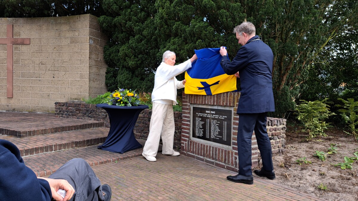 20260410_111259 Pien de Lange-Lunenborg en burgemeester Mark Röell tijdens de onthullin