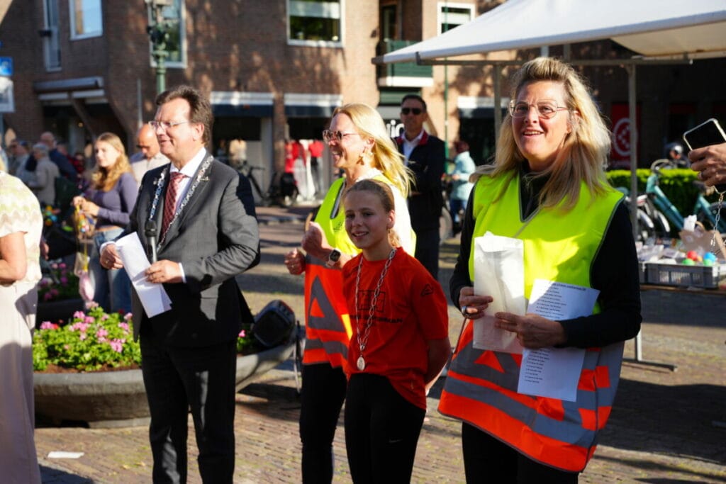 De lopers worden ontvangen door burgemeester Jaco Geurts, Alice Vedder-Baas, kinderburgemeester Lieve van Achterberg en Ellemiek Hagebeuk-Koelewijn.