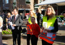 Bunschoten enthousiast aan de 4-daagse wandel De lopers worden ontvangen door burgemeester Jaco Geurts, Alice Vedder-Baas, kinderburgemeester Lieve van Achterberg en Ellemiek Hagebeuk-Koelewijn.