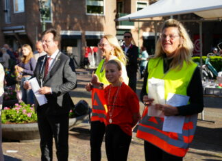 Bunschoten enthousiast aan de 4-daagse wandel De lopers worden ontvangen door burgemeester Jaco Geurts, Alice Vedder-Baas, kinderburgemeester Lieve van Achterberg en Ellemiek Hagebeuk-Koelewijn.