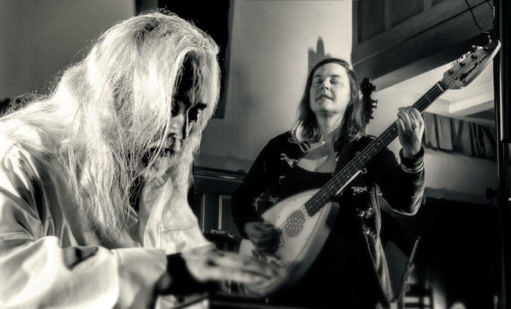 Mysteriespelen artiest Stormvogel en bassiste Myrle Kloens