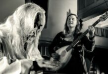 Eigenzinnige draai aan Koningsdag tijdens Mysteriespelen in Baarn Mysteriespelen artiest Stormvogel en bassiste Myrle Kloens