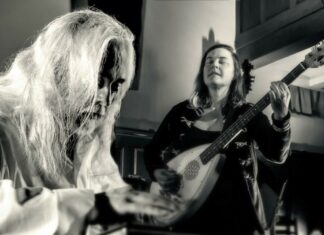 Eigenzinnige draai aan Koningsdag tijdens Mysteriespelen in Baarn Mysteriespelen artiest Stormvogel en bassiste Myrle Kloens