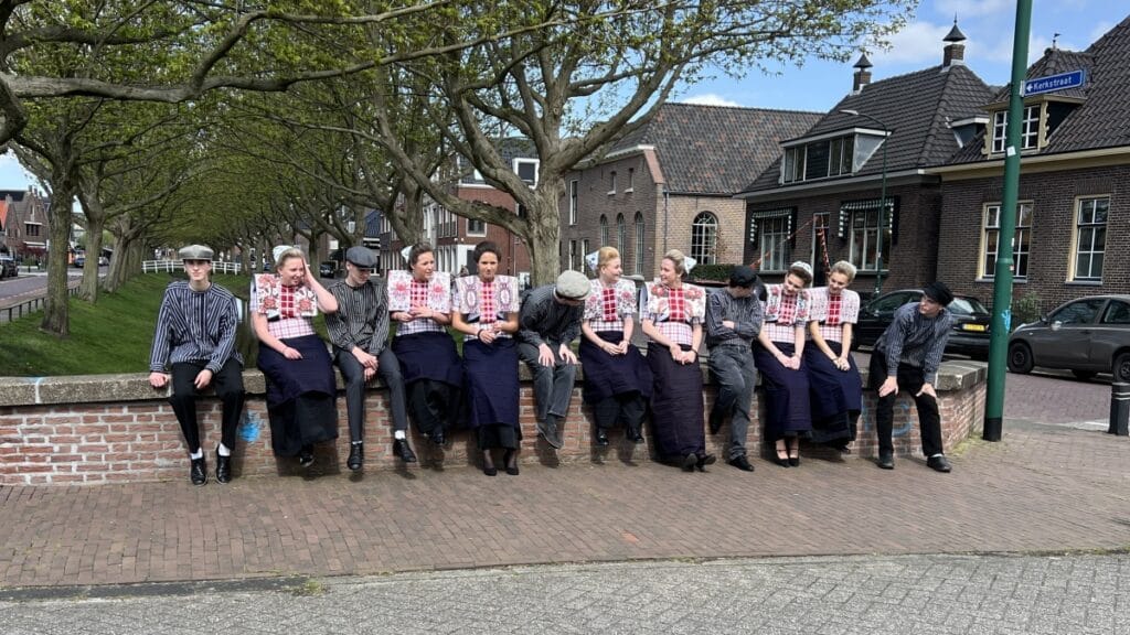 Leerlingen van het Oostwende College in klederdracht.