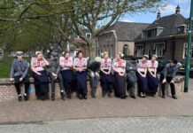Meidenmarkt herleeft in de Dorpsstraat Leerlingen van het Oostwende College in klederdracht.