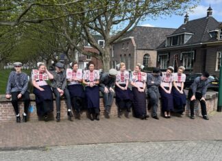 Meidenmarkt herleeft in de Dorpsstraat Leerlingen van het Oostwende College in klederdracht.
