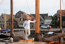 ‘Spakenburg gefileerd’: boek over vooroordelen en historie van Bunschoten-Spakenburg Sjaak van de Groep op botter