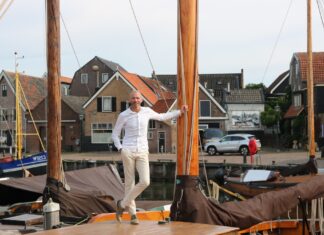‘Spakenburg gefileerd’: boek over vooroordelen en historie van Bunschoten-Spakenburg Sjaak van de Groep op botter