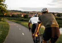 Gratis Koningsdag-fietstocht door het Soesterveen Wielrenners in een weids landschap