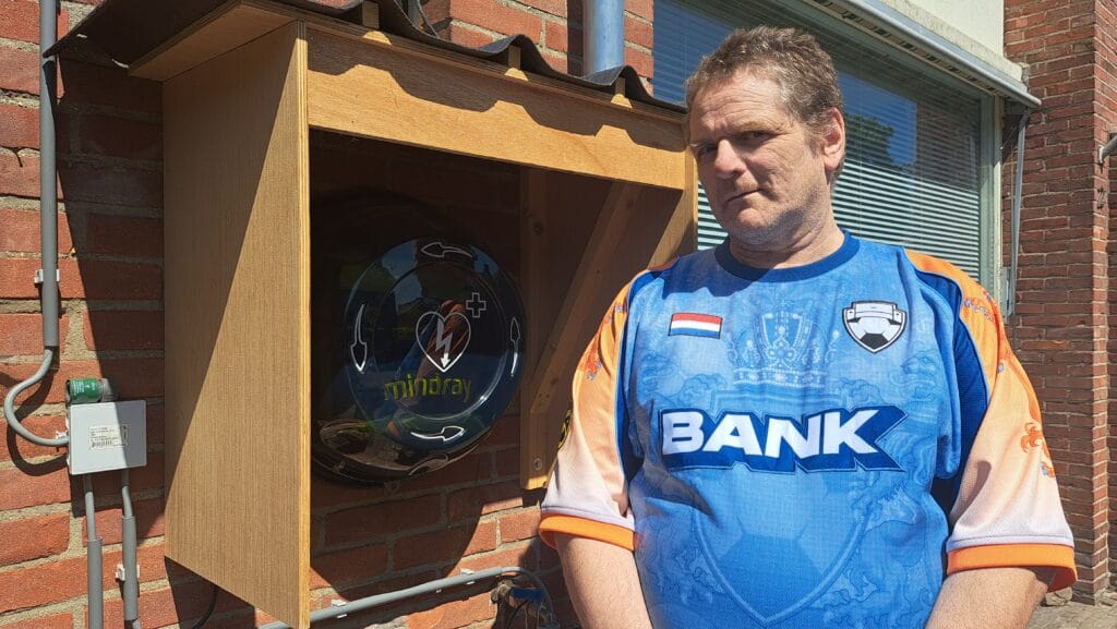 Ruud Bon hangt een AED naast zijn voordeur
