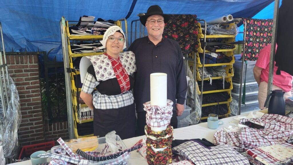 Marktkooplui in klederdracht