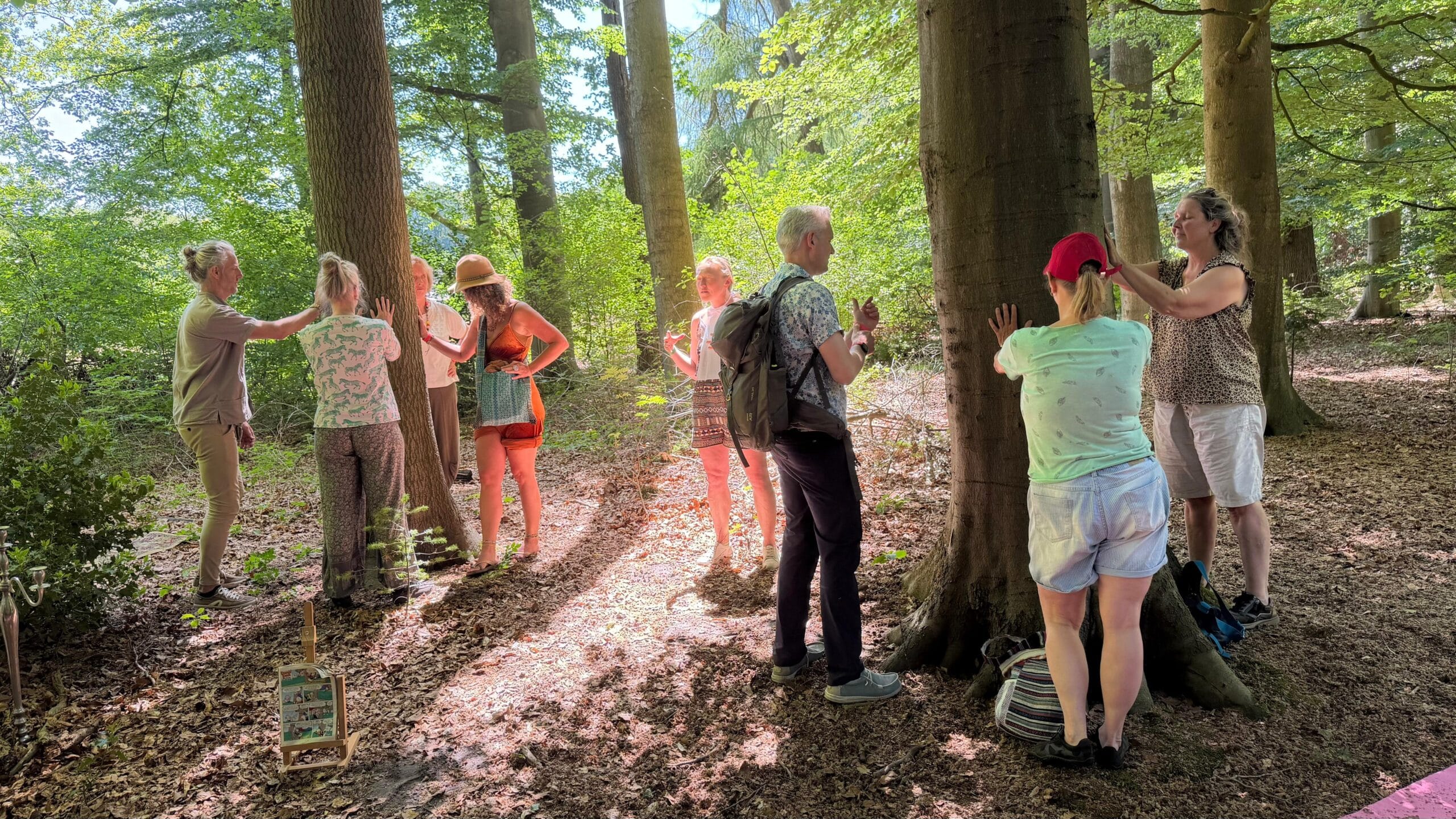 Festival Vuurol: theater tussen de bomen Rosalie Smit (midden) trouwde bezoekers met een boom.