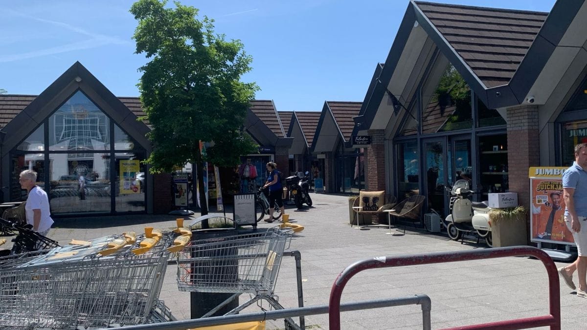 Vernieuwd winkelhart voor Soest-Zuid stap dichterbij: woningen boven winkels in beeld Het winkelcentrum aan de Zuidpromenade in Soest-Zuid staat mogelijk aan de vooravond van een flinke metamorfose.