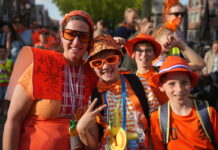 Oranje feest op laatste wandelavond Bunschoten
