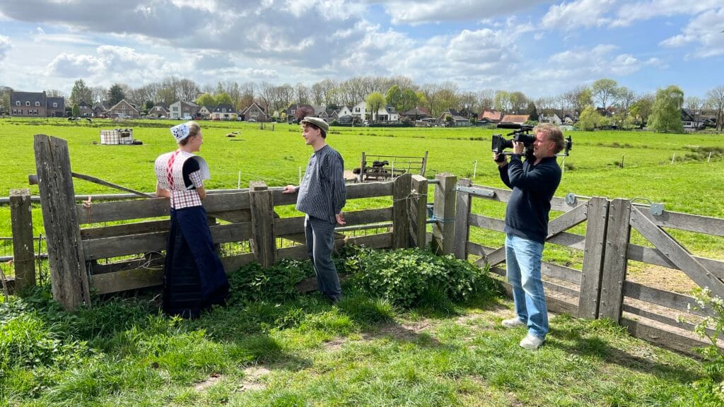 Cameraman Martijn Verlind filmt twee leerlingen van het Oostwende College.