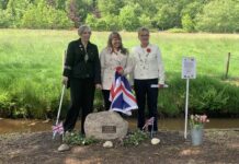 Kleindochters Britse militair bezoeken plek waar hun grootvader sneuvelde