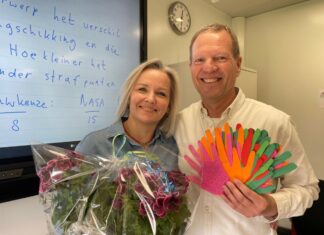 Van Harskamp zwaait af: geliefde Griftland-docent na 40 jaar met pensioen Lize-van-den-Berg-teamleider-klas-2-en-3-havo-en-vwo-bij-mijn-laatste-les-aan-3vb. Arjen van Harskamp 40 jaar bij Griftland en nu met pensioen.