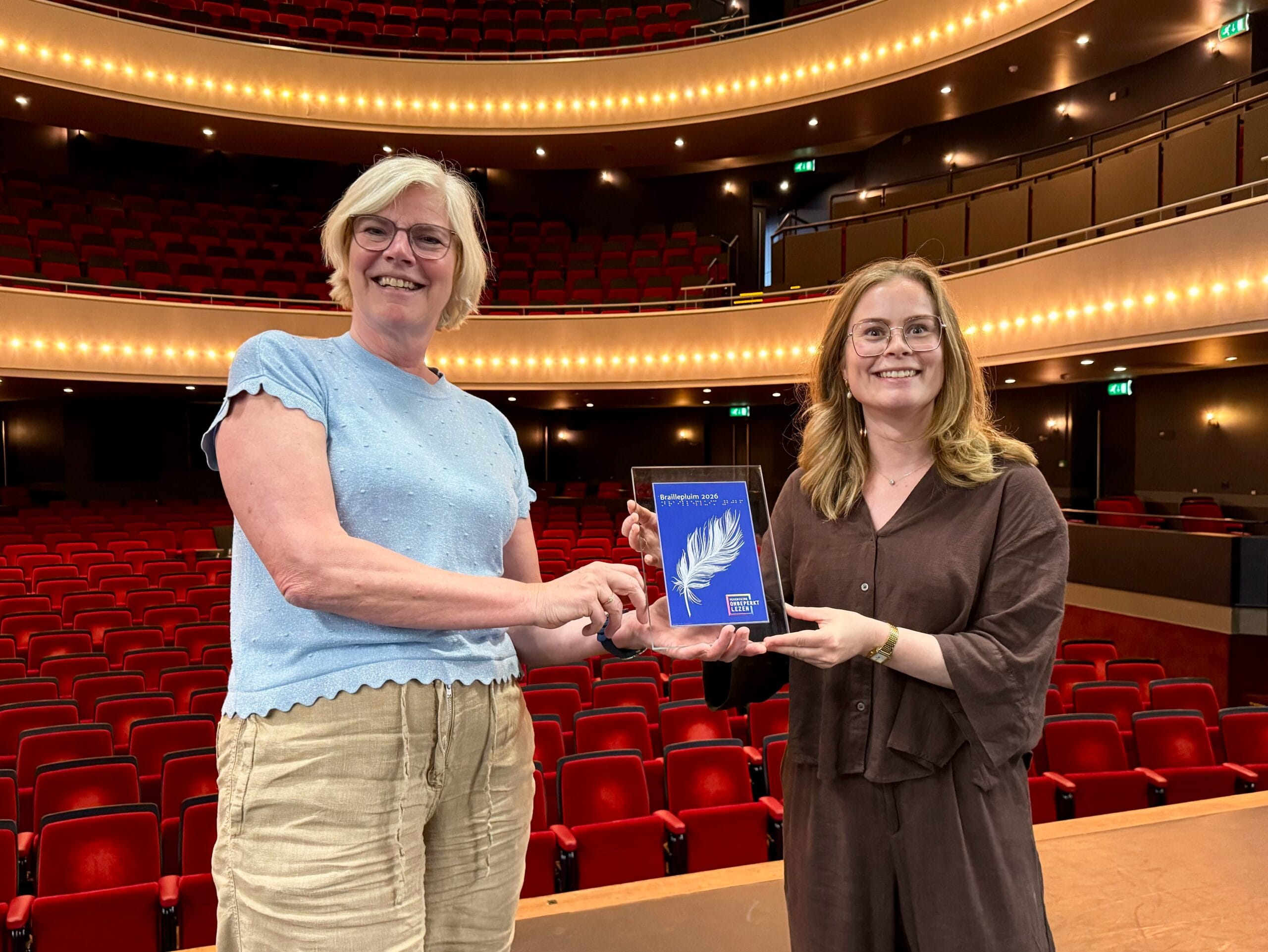 Braillepluim 2026 uitgereikt aan Flint theater Amersfoort Braillepluim van Onbeperkt Lezen voor Theater Flint Amersfoort