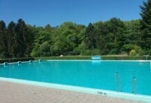 Bosbad de Vuursche opent seizoen ondanks koude water Bosbad Baarn Bosbad De Vuursche