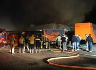 Veel rook bij brand in visschuur in Bunschoten