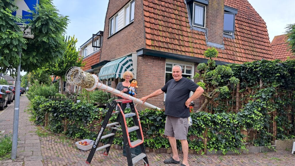 Marian de Brouwer en Co van Moorselaar bij hun inmiddels gededecoreerde woning.