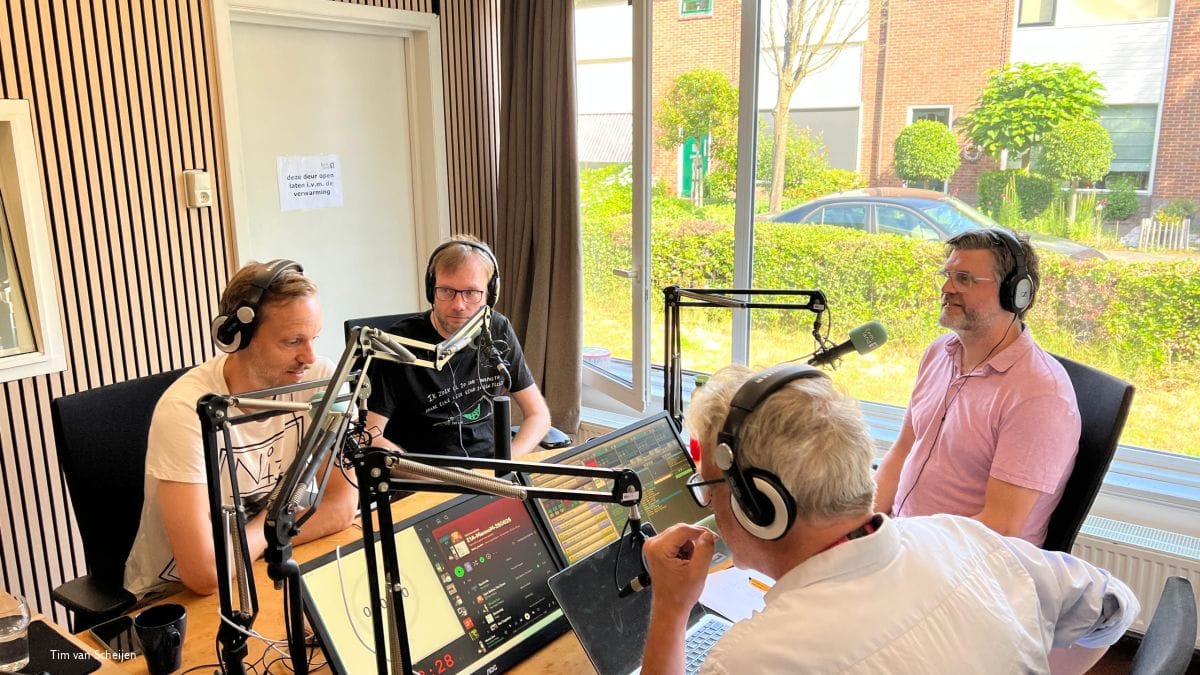 Matthijs de Raad (geheel links) en naast hem Arjen Hoeve aan tafel tijdens Eemland1 Actueel