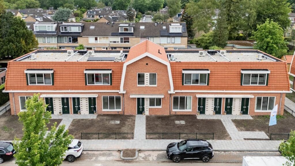 Het nieuwbouwproject bestaat uit 15 bovenwoningen, 15 bene-denwoningen en 6 eengezinswoningen.