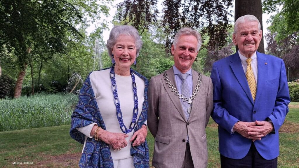 Jaap (90) en Mary (88) Rost Onnes-Tielenius Kruythoff met burgemeester Rob Metz ivm hun diamanten huwelijk.
