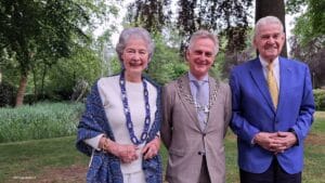 Jaap (90) en Mary (88) Rost Onnes-Tielenius Kruythoff met burgemeester Rob Metz ivm hun diamanten huwelijk.