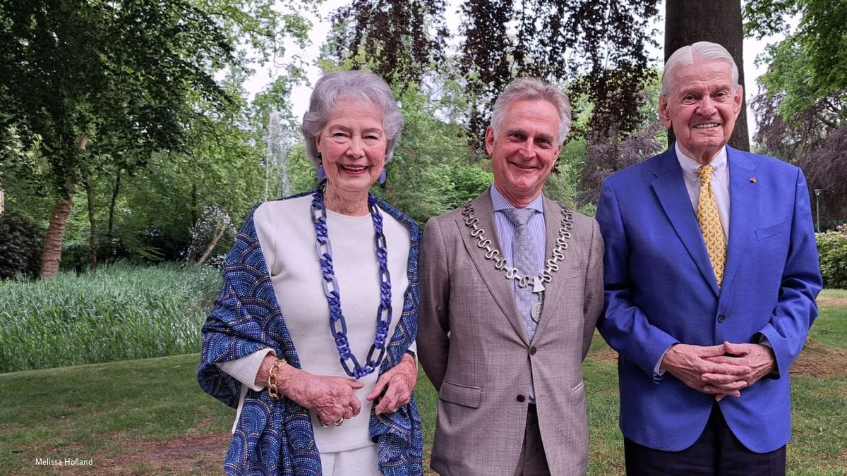 Jaap (90) en Mary (88) vieren diamanten huwelijk: ‘We willen er zijn voor elkaar’ Jaap (90) en Mary (88) Rost Onnes-Tielenius Kruythoff met burgemeester Rob Metz ivm hun diamanten huwelijk.